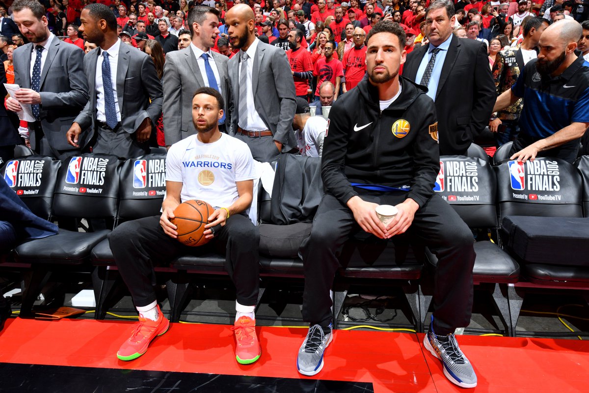 This bench photo of Steph Curry and Klay Thompson isn't meant to be an eye trick