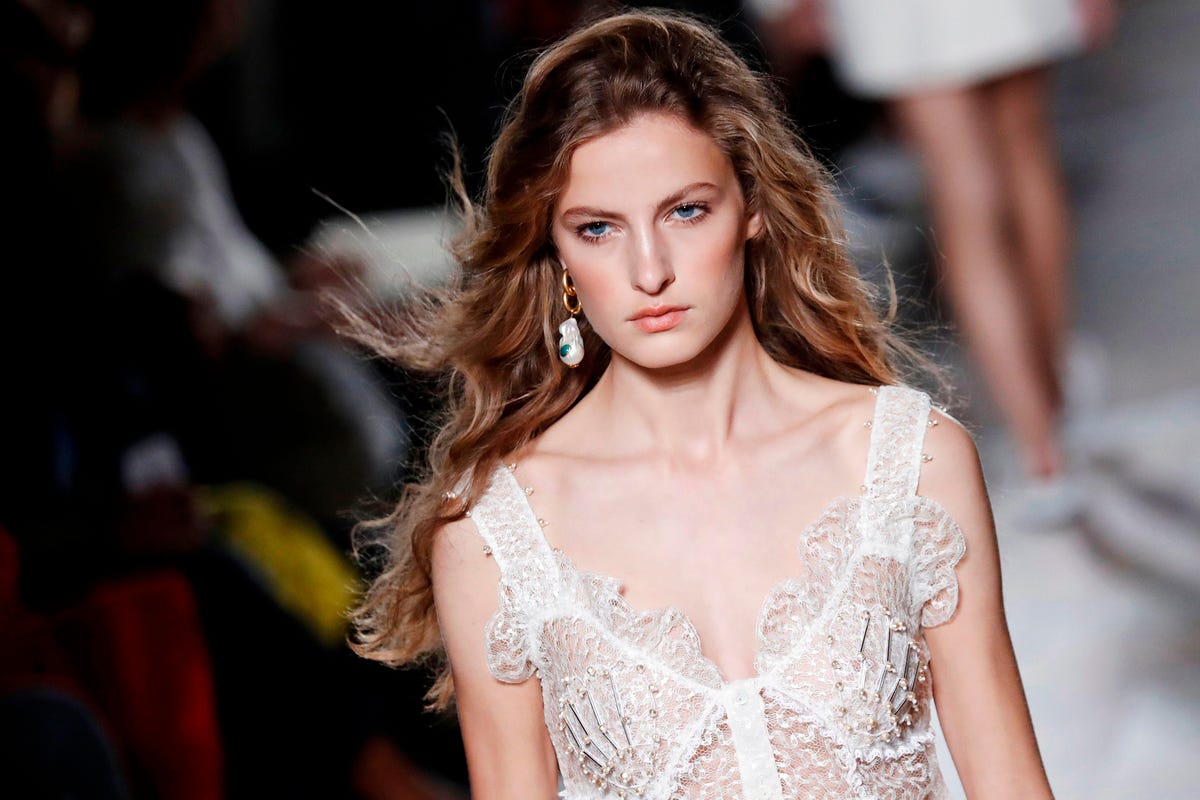 New French Law Requires Label For Digitally Altered Photos Of Models