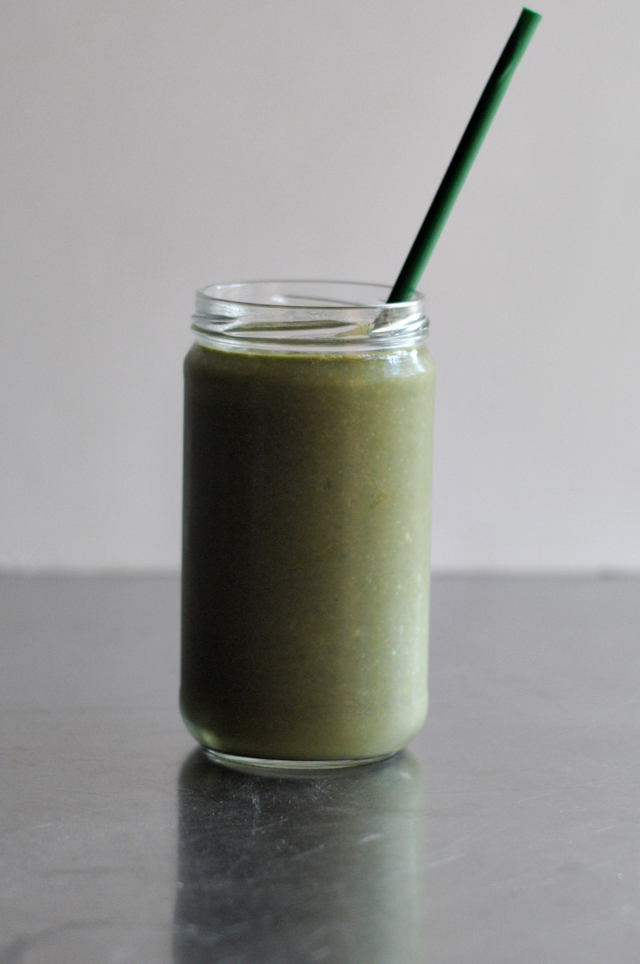 How to Make a Kale Smoothie That Doesn't Taste Like Dirt (Strawberry Pineapple Kale Smoothie)