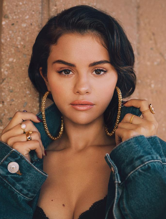The Chainsmokers ft. Selena Gomez - Hollow (Official Video)
