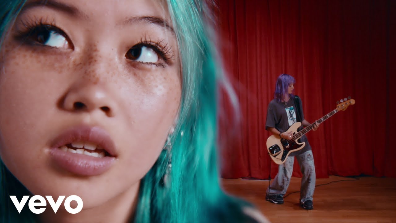 beabadoobee - She Plays Bass