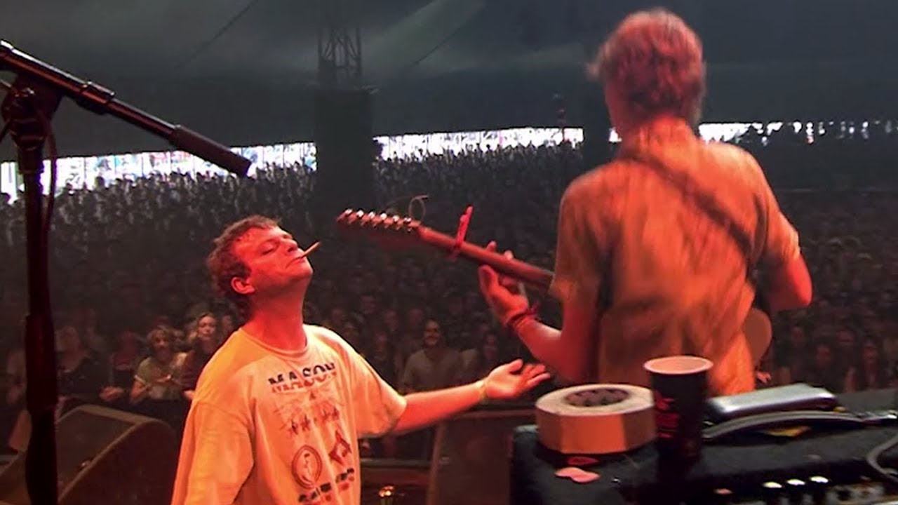 Mac DeMarco PLAYS FREAKING OUT THE NEIGBOURHOOD and lets audience member Thijs play guitar